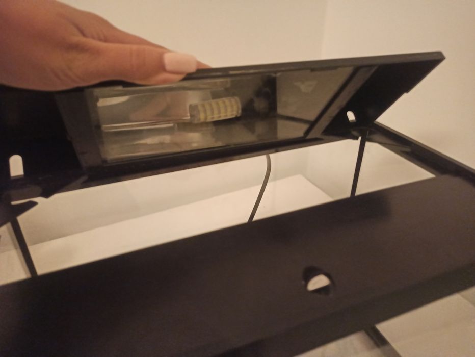 aquário com tampa, luz e decorações