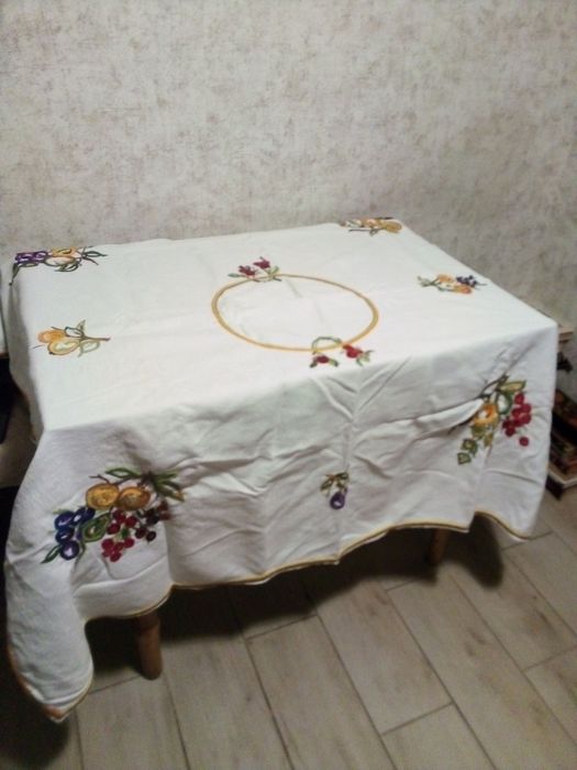 Вышитая скатерть на стол