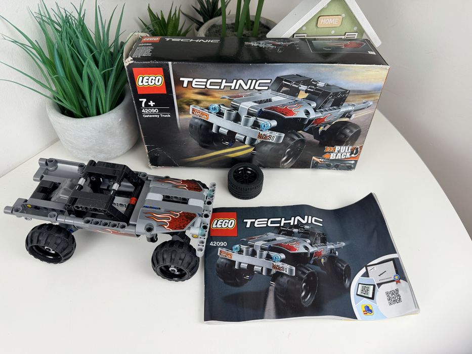 Конструктор LEGO Technic Машина для втечі (42090)