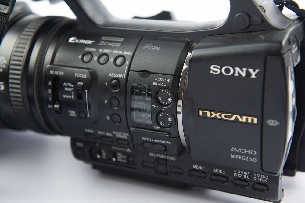Професійна камера Sony HXR-NX5E