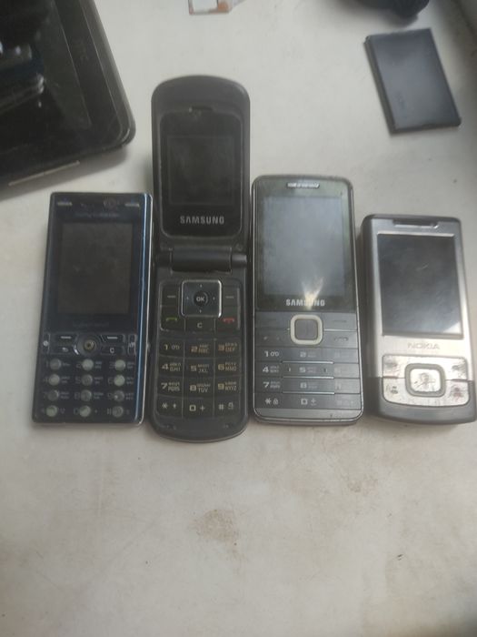 Лот ретро-телефонов на запчасти: Nokia, Sony Ericsson, Samsung (4 шт.)