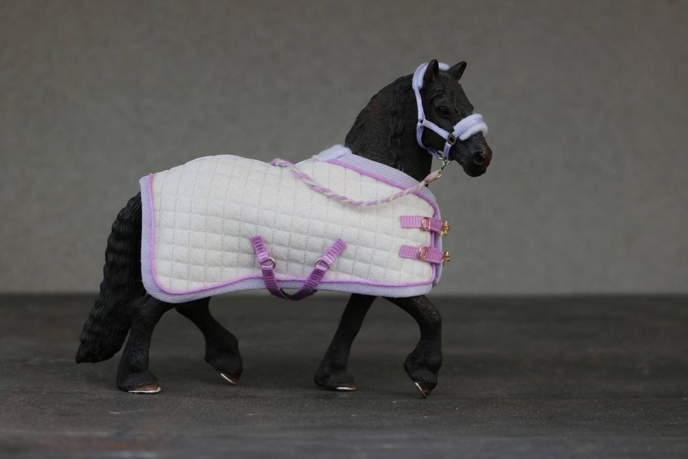 3 zestawy akcesoriów dla modeli koni