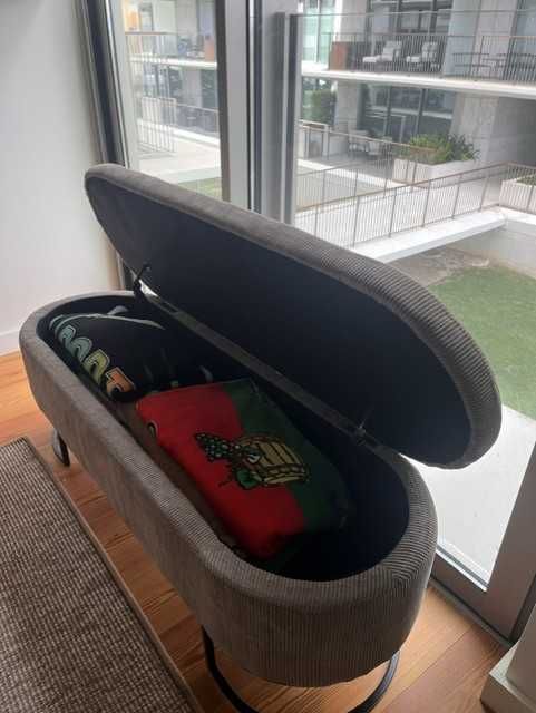 Beautiful Storage Bench. 127 X 42 X 45 cm