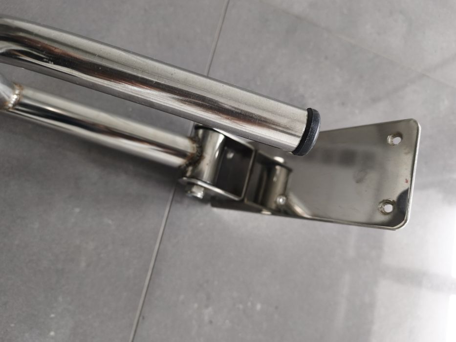 Barra articulada de fixação à parede para WC em aço inoxidável.