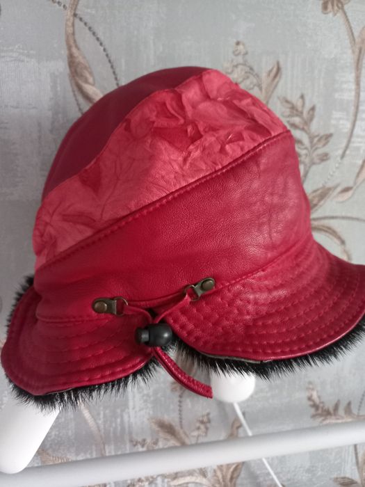 Шляпа кожа, красного цвета.