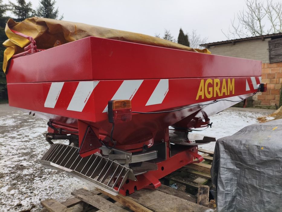 Rozsiewacz  dwutarczowy 1800l limiter Agram Jet Spread 281