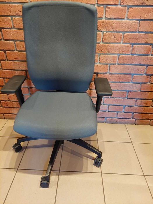 Fotel biurowy obrotowy firmy Dauphin - używane meble biurowe