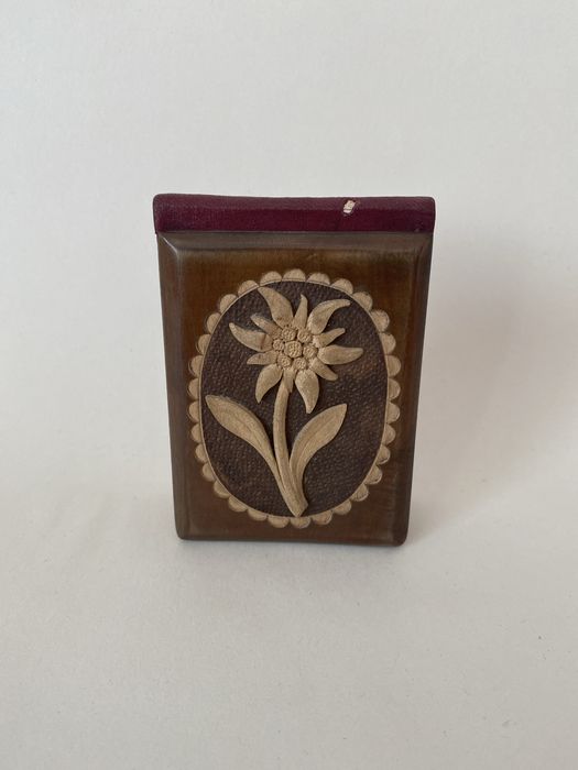 Przedwojenny pamiętnik w drewnianej oprawie