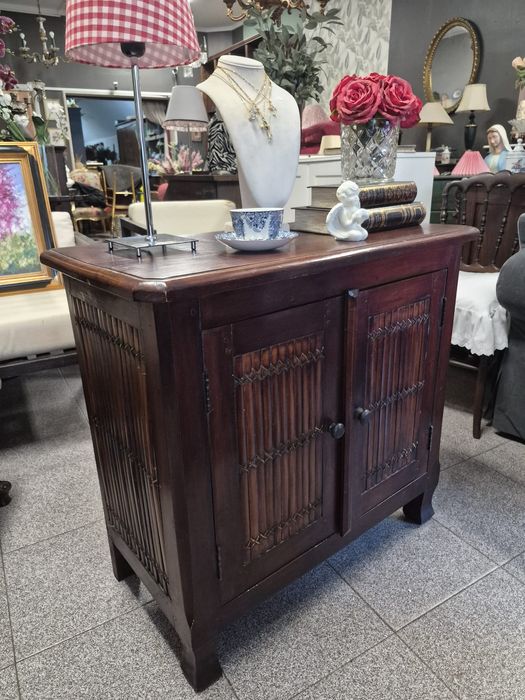 Aparador Oriental em Madeira Maciça com Painéis em Bambu Entrançado.