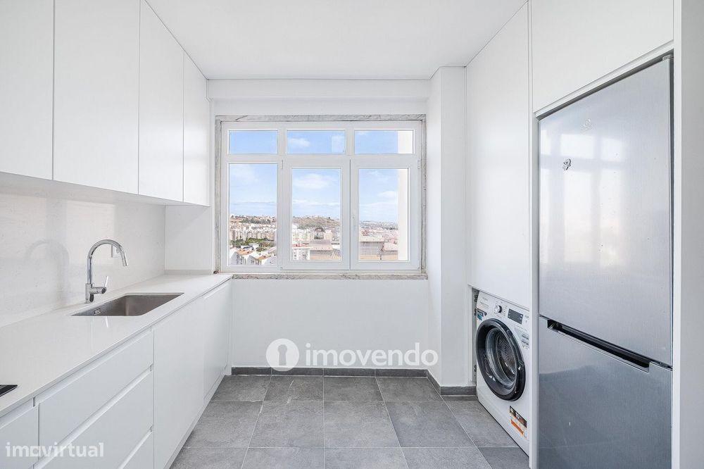 Apartamento T2 remodelado, com cozinha equipada, na Reboleira