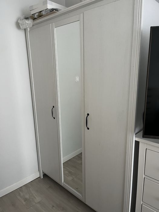 Biała szafa z lustrem Ikea