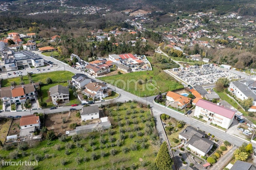 Terreno para construção de 2 Moradias Bifamiliares com 2058 m2