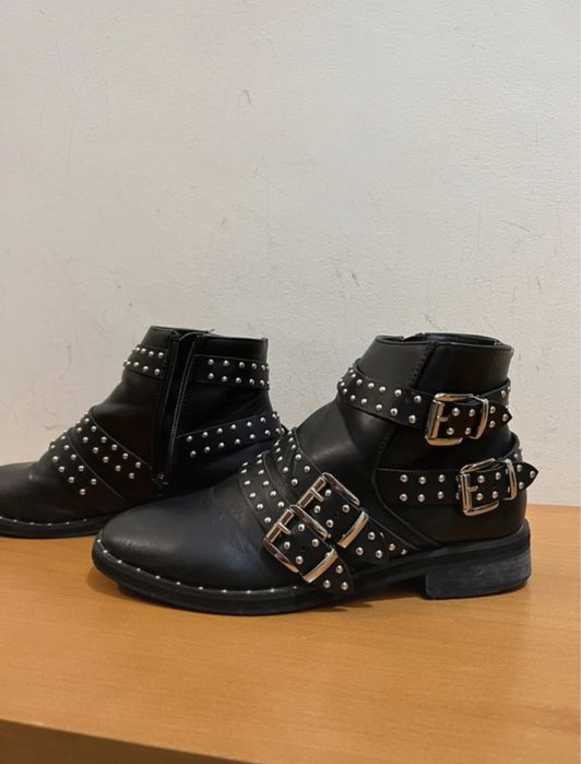 Botas com tachas da Natura