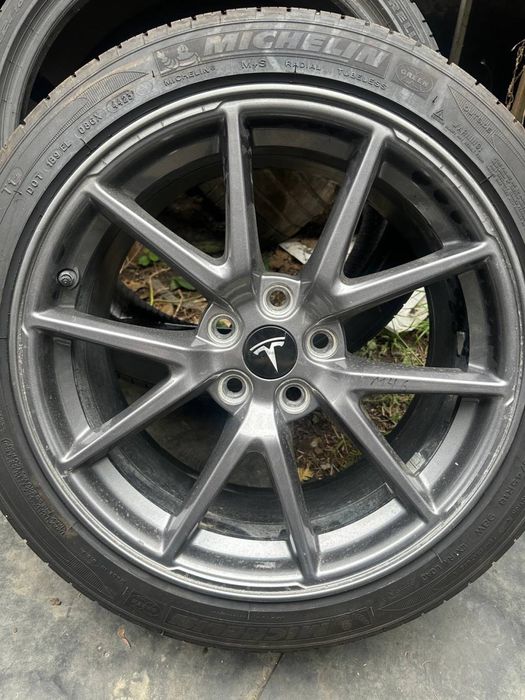 Шини і диски оригінал до Tesla
