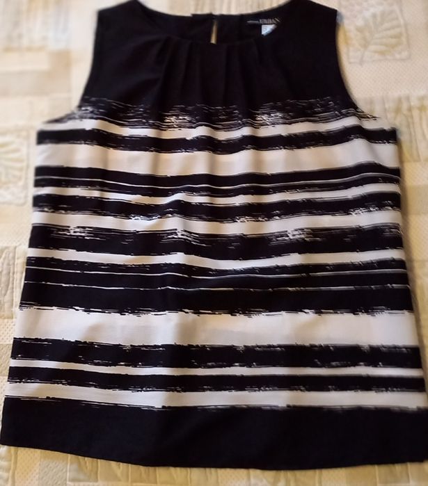 2 Blusas de cavas, 1 sedosa c/ floral e outra preta e branca