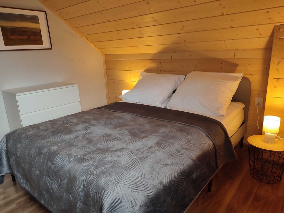 Domek w górach, nad jeziorem