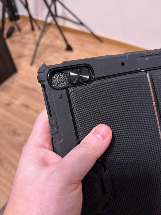 Capa com teclado Nillkin Bumper Combo Keyboard Case para iPad de 10,2"