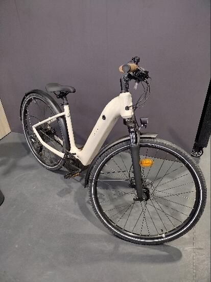 Bicicleta Elétrica de Trekking com Motor Central e Quadro Baixo