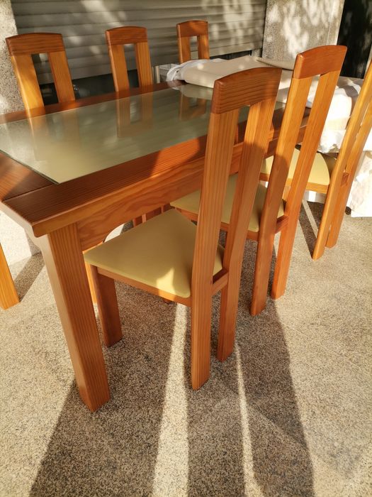 Mesa de jantar com seis cadeiras