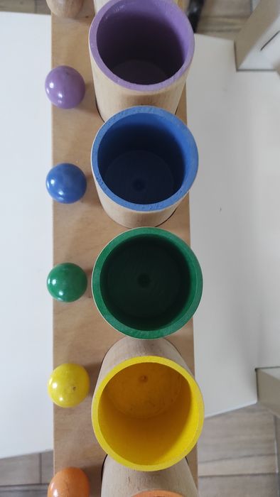 Drewniany sorter na kredki 12 pojemnikow