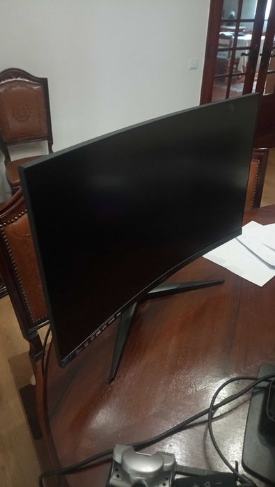 AOC C27G2 Curved Monitor with Cracked Screen – For Parts or Repair64750806446593122