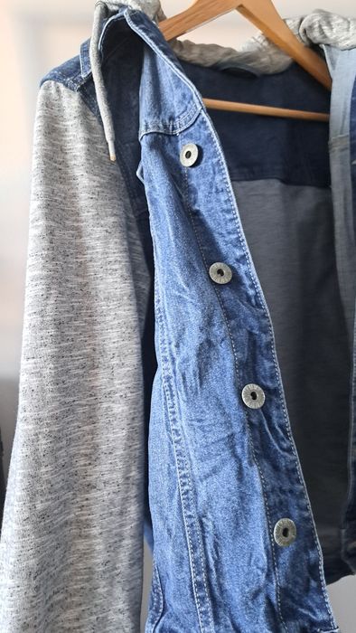 Kurtka jeansowa z materiałowym kapturem i rękawami