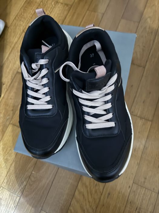 Sapatilhas pretas da marca Tiffosi