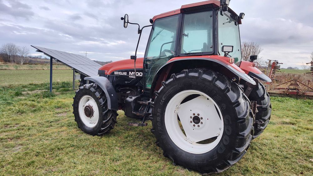 Ciągnik NEW Holland M 100, CASE