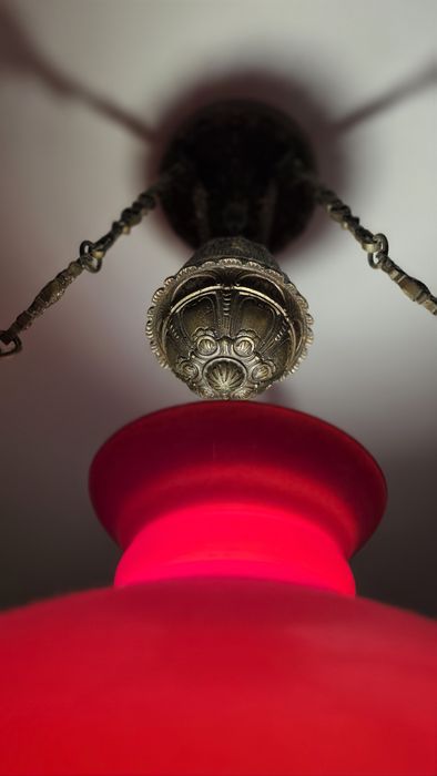 Candeeiro suspenso antigo em latão e vidro vermelho