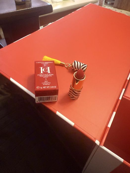 Carolina Herrera Fabulous Kiss The Satin 310 Carolina 1 g Mini