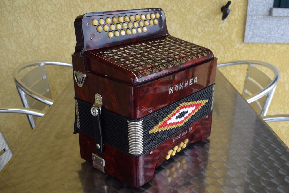 Hohner Norma III 3 voz Fa# La3 Re#