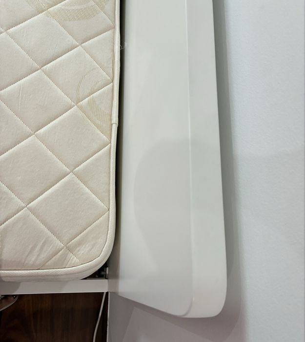 Cama de solteiro branca