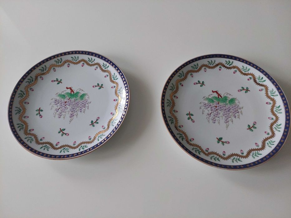Conjunto de 2 pratos decorativos em porcelana (motivo uvas)