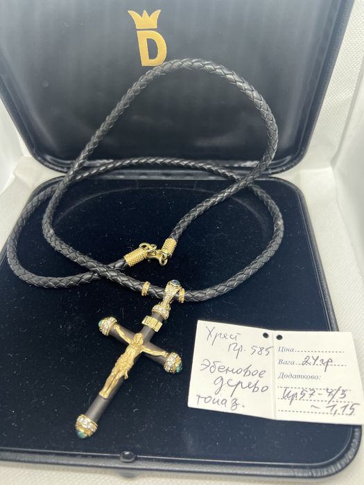 Золотой крест , эбеновое дерево, 1.15 карат.