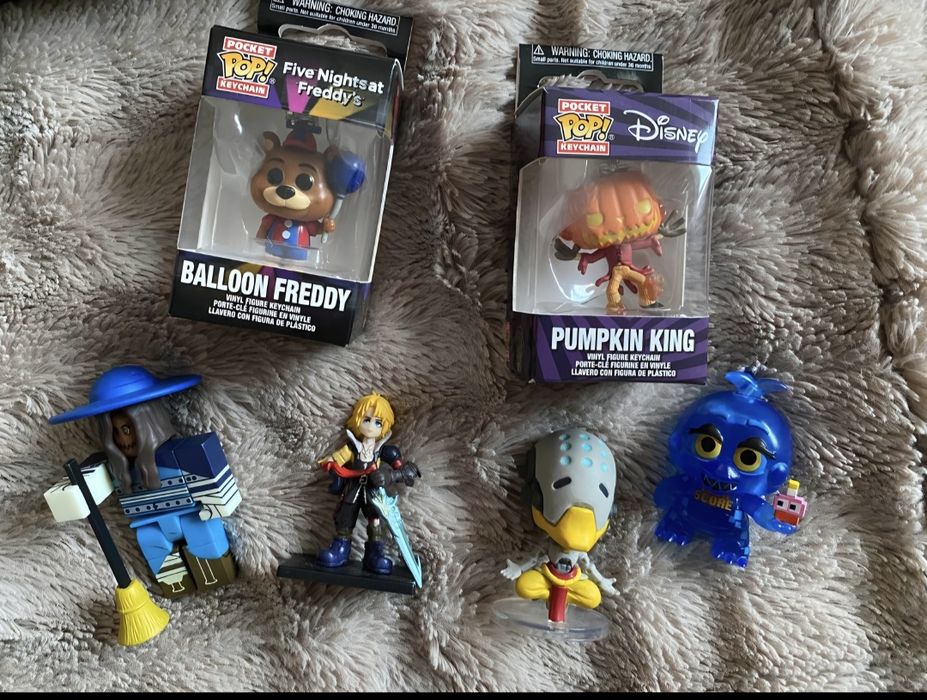 Figura Crash e minis figuras disney/fnaf e pokemon