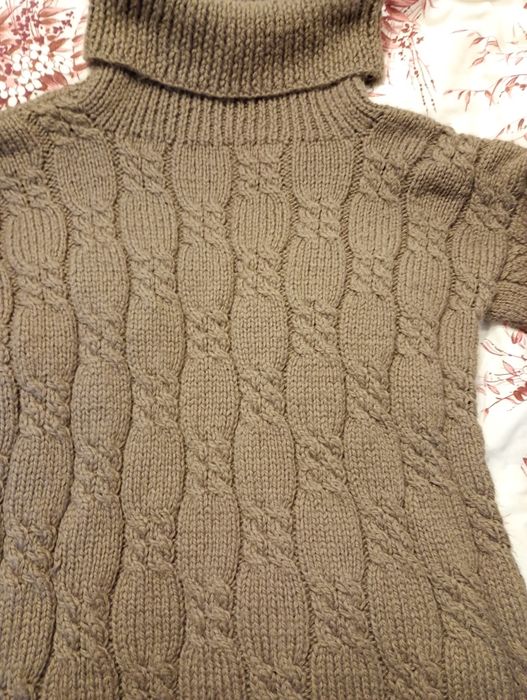 Sweter robiony na drutach