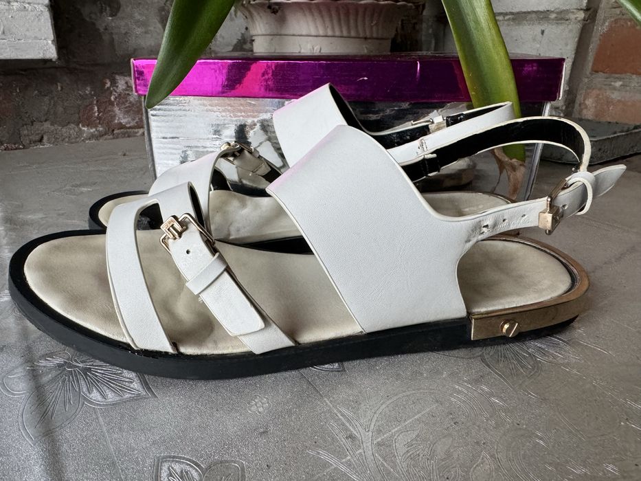 Білі босоніжки