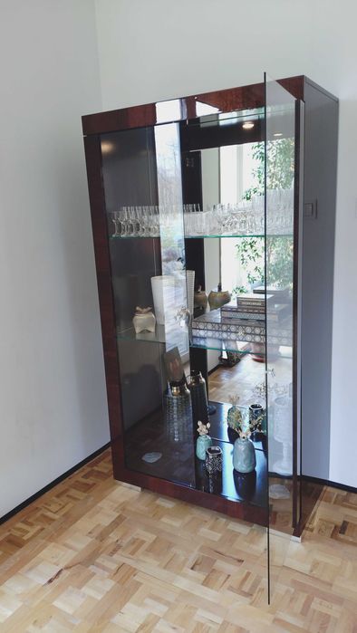 Piękna, brązowa witryna z lustrem