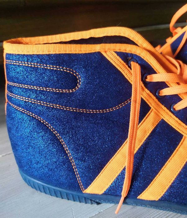 Trampki, buty sportowe za kostkę.