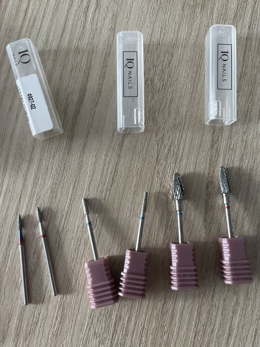 Akcesoria do paznokci pylki brokaty formy pilniczki stempel