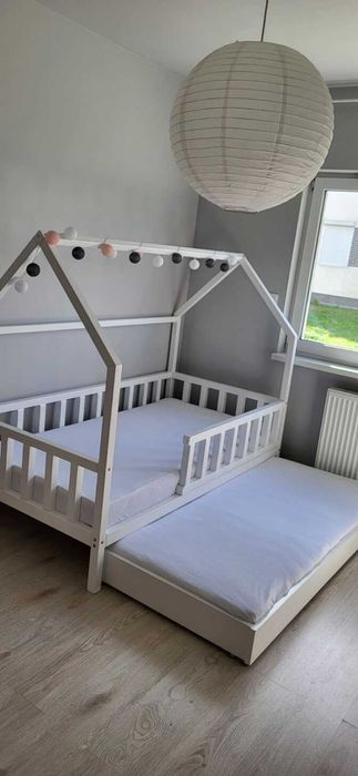 Łóżko  Drewniane Domek z balaskami