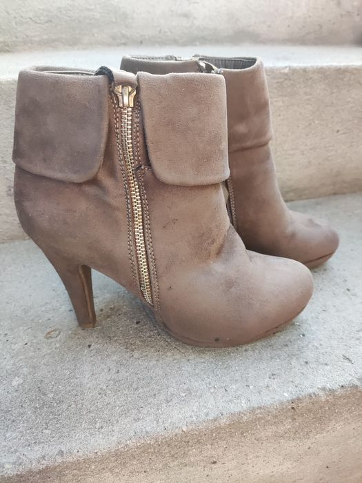 Buty na wysokim obcasie z suwakami