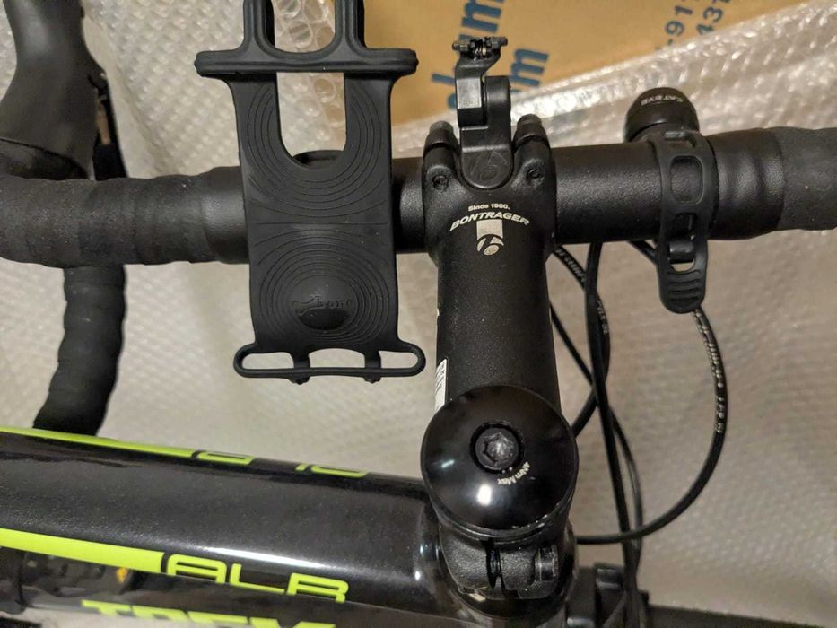 Bicicleta de estrada Trek Émonda ALR Shimano 105 com acessórios