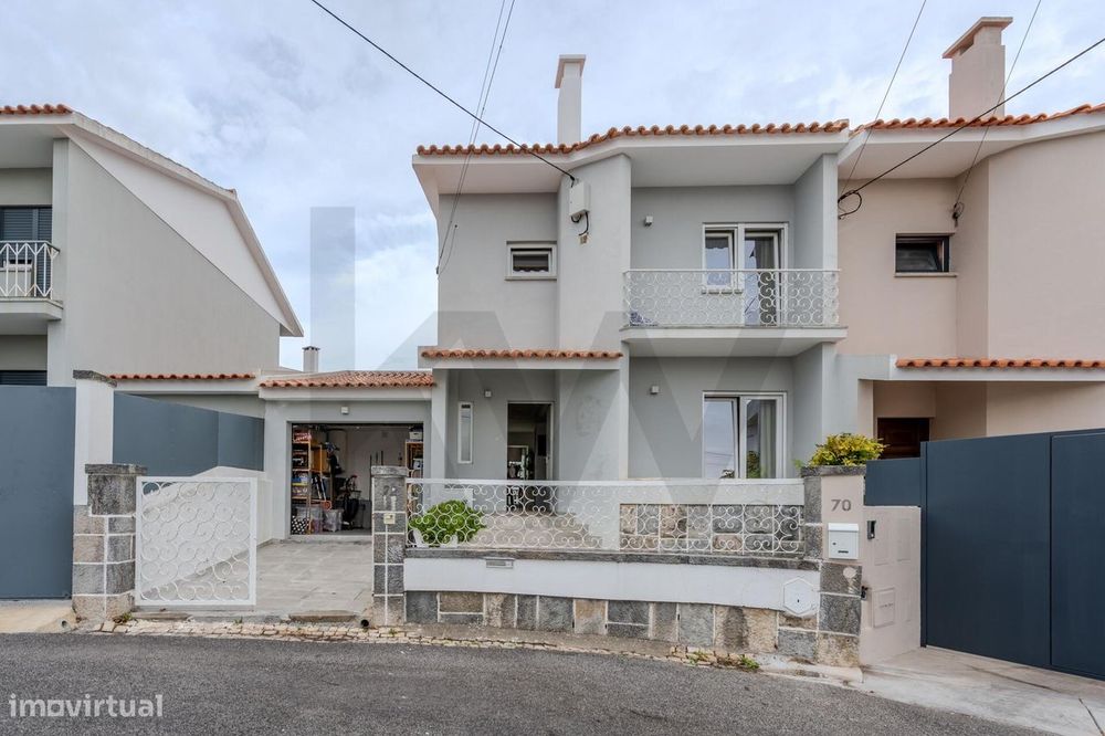 Moradia T3 Remodelada com Jardim, Terraço e Garagem em São Domingos de