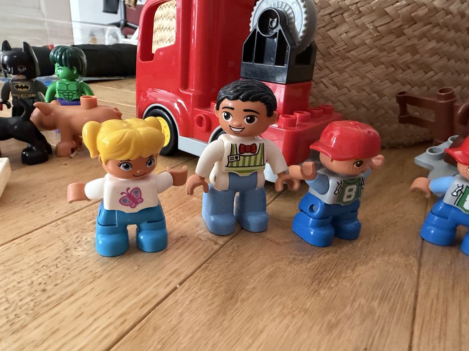 Lego Duplo kilka Zestawów figurki auta budowle superbohateorowie
