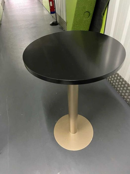 Mesa de pé alto dorado e tampo preto