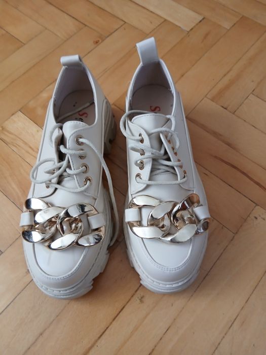 Bezowe półbuty  38 z dekoracją i wiazaniem