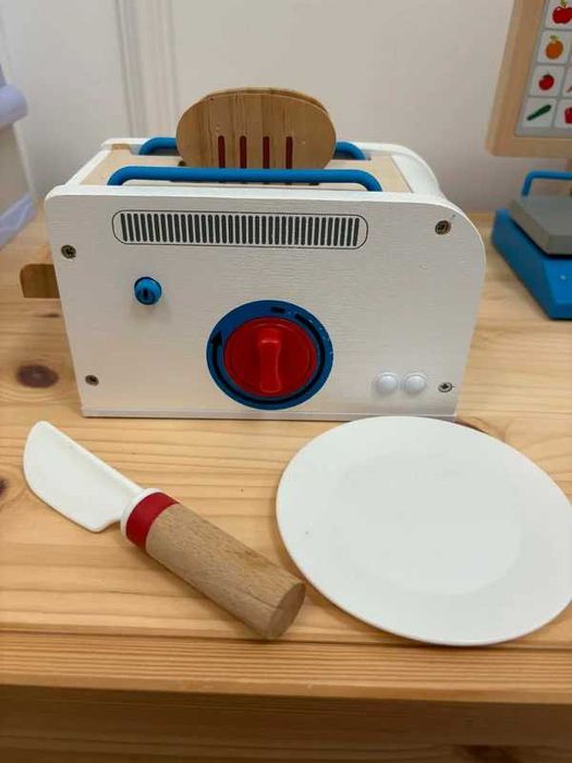 Drewniany toster zabawkowy