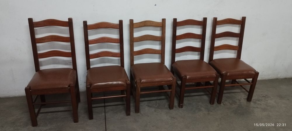 Cinco (5) cadeiras. Todas juntas 50€. Em Loulé.