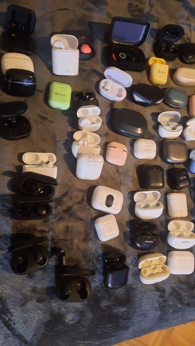 83 Caixas de auriculares vazias e phones soltos